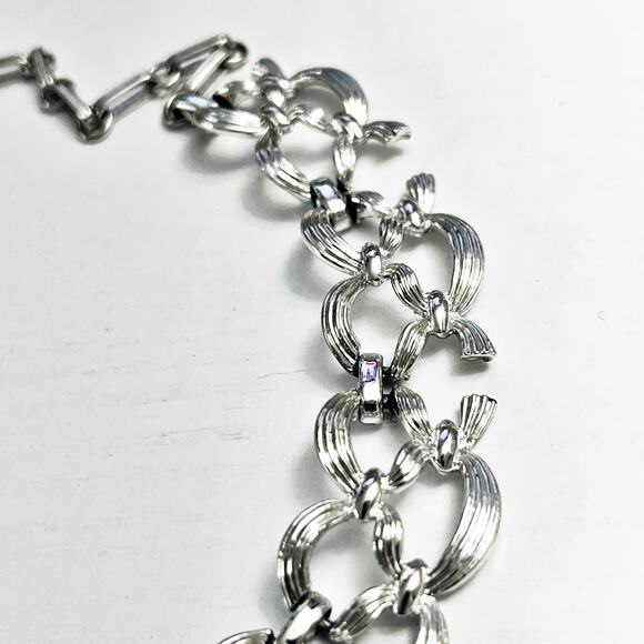 Coro Vintage Textured Bow Mid-Century Collar Necklace - Picture 7 of 8